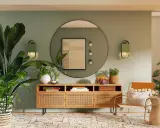 Ingresso accogliente con piante rigogliose, mobile in legno con rattan e un'opera d'arte astratta. La parete verde crea una **tabella colori caldi** rilassante.