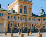 Pałac w Wilanowie, jeden z najpiękniejszych muzeów w Polsce, z barokową fasadą i ozdobnymi drzewkami w donicach.
