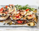 Schichtauflauf mit Auberginen, Tomaten und Käse. Ein einfaches Gericht, das Lust auf mehr macht.