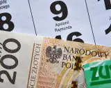 Zastanawiasz się, jakie dokumenty do ZUS na emeryturę? Na zdjęciu polskie banknoty i kalendarz z datami.