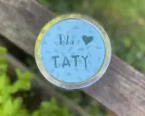 Własnoręczny prezent dla taty od dziecka. Okrągły, błękitny medalion z napisem "Dla Taty" i serduszkiem.