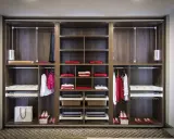 Armarios modernos y organizados con ropa doblada y colgada, cestas y zapatos. ¡Un ejemplo perfecto de cómo organizar armarios!