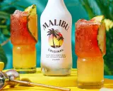Malibu Flasche mit zwei Cocktails, garniert mit Ananas. Ein Hauch von bay breeze für tropische Erfrischung.