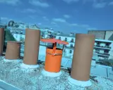 Sur un toit parisien, un chapeau chinois orange protège une cheminée, entouré d'autres conduits sous un ciel bleu.
