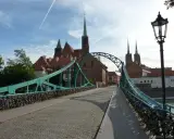 Most Tumski we Wrocławiu, z kłódkami miłości i katedrą w tle. Idealne miejsce, by zacząć zwiedzanie Wrocławia.