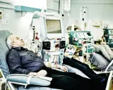 Starszy mężczyzna podłączony do aparatury dializacyjnej. Pytanie, ile można żyć bez dializ, nabiera tu szczególnego znaczenia.