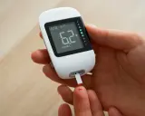 Pomiar glukozy glukometrem. Czy paski do glukometru są darmowe dla seniorów? Wynik 6.2 mmol/L.