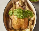 Pieczony kurczak z ziołowym pesto i ziemniakami, idealny do diety śródziemnomorskiej. Przepisy na zdrowe posiłki.