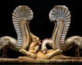 Due grifoni alati, creature mitologiche, attaccano una preda. Il grifone è un simbolo di potere e vigilanza.