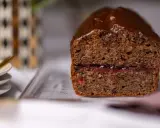 Saftiger buchweizen kuchen mit Schokoladenglasur und einer Füllung aus roter Marmelade.