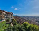 Widok na Bergamo z tarasu z widokiem na miasto i góry. Idealne miejsce, by zobaczyć, co warto zobaczyć w Bergamo.