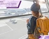 Kobieta z żółtym plecakiem jako bagażem rejestrowanym czeka na lotnisku. Widok na samolot i pas startowy.