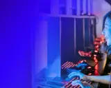 Dziewczyna w słuchawkach gra w Diablo 4, testując swój nowy build czarodzieja.