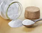Bicarbonate de soude, une solution naturelle pour le traitement de l'oïdium. Une cuillère en bois et un pot renversé en témoignent.