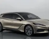 El elegante Denza Z9 GT, un coche eléctrico con líneas aerodinámicas y un techo negro contrastante, se exhibe en un estudio.