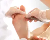 Soin des pieds par un podologue : examen attentif et traitement précis. Renseignez-vous sur le tarif conventionné podologue pour des soins abordables.