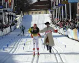 Vinnaren av Vasaloppet korsar mållinjen med en krans och en flagga. Hur lång tid tar det att åka Vasaloppet? Det beror på dig!