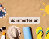 Sommerferien-Vorbereitung: Kind im Schwimmring, Sonnenbrille, Hut, Yogamatte, Flip-Flops und Sonnencreme. Welches Bundesland hat als erstes Sommerferien?