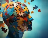 Głowa złożona z kolorowych puzzli, niektóre odpadają. Symbolizuje to myślenie życzeniowe, gdzie rzeczywistość jest dopasowywana do pragnień.