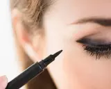 Occhio con eyeliner sfumato applicato con un pennarello nero. Ciglia lunghe e folte.