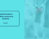 Dłoń uciskająca bolące kolano, na tle jasnoniebieskim.