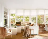 Salón luminoso con muebles blancos y madera. El color de pared ideal para este estilo es un blanco cálido que realza la calidez de la madera y la frescura del blanco.