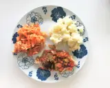 Delikatny posiłek po kolonoskopii: ryba w sosie warzywnym, puree ziemniaczane i surówka z marchewki.