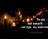 Płonące znicze symbolizują pamięć o zmarłych. Cytat: "To nie jest tak, że oni umarli, a my żyjemy. To oni żyją, a my umieramy.