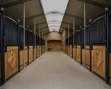 Boks dla konia: Jak zbudować? Wymiary, materiały, koszty 2026.