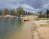 Spokojna tafla wody, łodzie przy brzegu i piasek tworzą malowniczy krajobraz. Czy to najczystsze jezioro w Polsce?