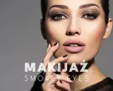 Kobieta z perfekcyjnym makijażem smokey eyes, podkreślonymi brązami i czernią. Usta w cielistym kolorze, dłonie z czarnym lakierem.