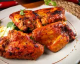 Saftige Hähnchenflügel, perfekt gegrillt, ein köstliches pollo fino rezept. Garniert mit frischer Petersilie und knackigem Sellerie.