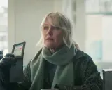 En kvinna med blont hår och en grön halsduk visar upp sitt polis-ID. Se mer av henne i SVT Play Shetland.