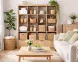 Un soggiorno ordinato con scaffali in legno pieni di cesti per il decluttering casa. Un divano bianco e un tavolino completano l'ambiente.