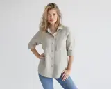 Kobieta w lnianej koszuli męskiej i jeansach. Stylowa, luźna lniana koszula męska na co dzień.