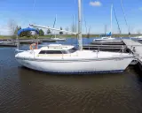 Un voilier blanc, le "Xantippe", est amarré dans un port. Ce bateau de fantasia attend de prendre le large.