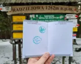 Na szczycie Radziejowej (1262 m n.p.m.) w Beskidzie Sądeckim, z pieczątką potwierdzającą zdobycie Korony Gór Polski.