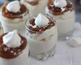 Små glas med krämig dessert, perfekt att baka med mascarpone. Toppad med kolasås och maräng.