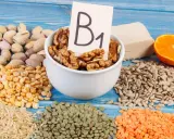 Orzechy, nasiona, soczewica, groch, ryż i pomarańcza – produkty bogate w tiaminę (witaminę B1).