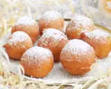Puszyste paczki z serka homo, posypane cukrem pudrem, kuszą swoim wyglądem. Idealne na deser lub słodką przekąskę.