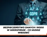 Biznesmen dotyka ekranu z napisem GDPR, symbolizującym bezpieczeństwo danych i ustawę RODO.