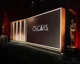 Escenario de los Oscars con estatuillas doradas y el logo. ¡Ya falta poco para cuando son los Oscars 2026!