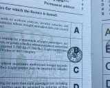 Detalle de un permiso de conducir B, mostrando las categorías de vehículos autorizados y sellos oficiales.