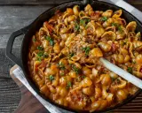 Herzhaftes Nudelgericht mit Hackfleisch in cremiger Sauce, ein Beispiel für schnelle Fleischgerichte, garniert mit Petersilie.