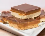 Carrés de shortbread millionnaire au caramel beurre salé, recouverts de chocolat noir. Un délice gourmand.