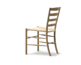 En hög, ljus trästol med flätad sits, inspirerad av Kaare Klints tidlösa design.