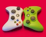 Biały i zielony kontroler Xbox 360 obok siebie. Idealne do gier strategicznych w czasie rzeczywistym, wymagających szybkiego myślenia i precyzji.