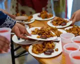 Beim Zuckerfest werden Teller mit frittierten Köstlichkeiten und Datteln gereicht.