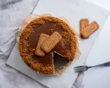 Pyszny sernik lotus bez pieczenia, ozdobiony ciasteczkami Lotus i pokruszoną bazą. Idealny deser dla miłośników karmelowych smaków.