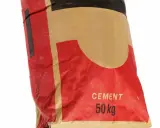 Sac de ciment de 50 kg, idéal pour tout type de ciment. Le sac est rouge et beige avec des inscriptions noires.